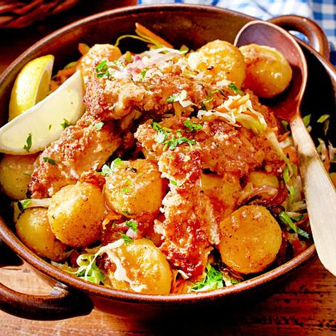 Lauwarmer Knödelsalat mit Backhendl-Streifen