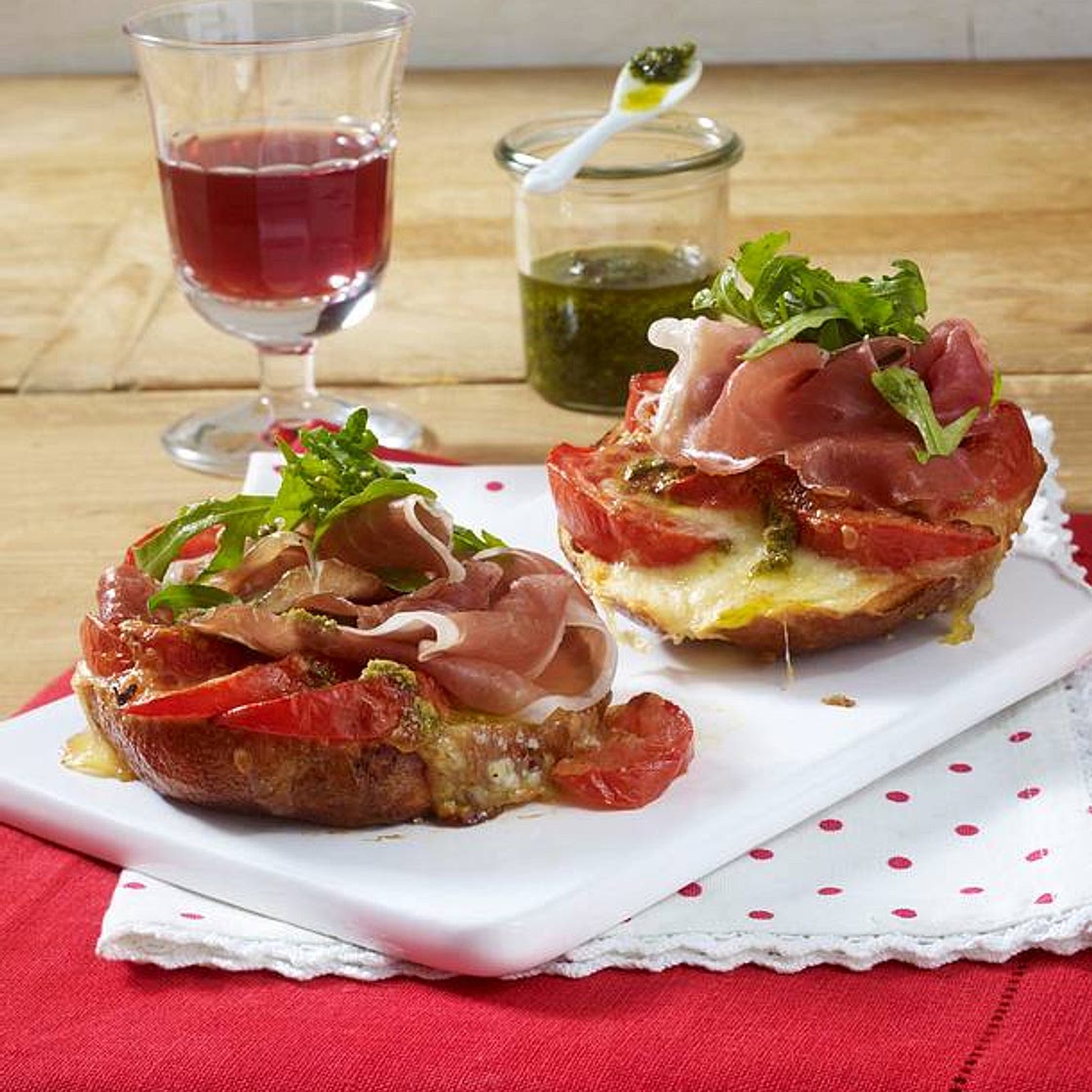 Laugenbrötchen-Croque mit Parmaschinken & Pesto
