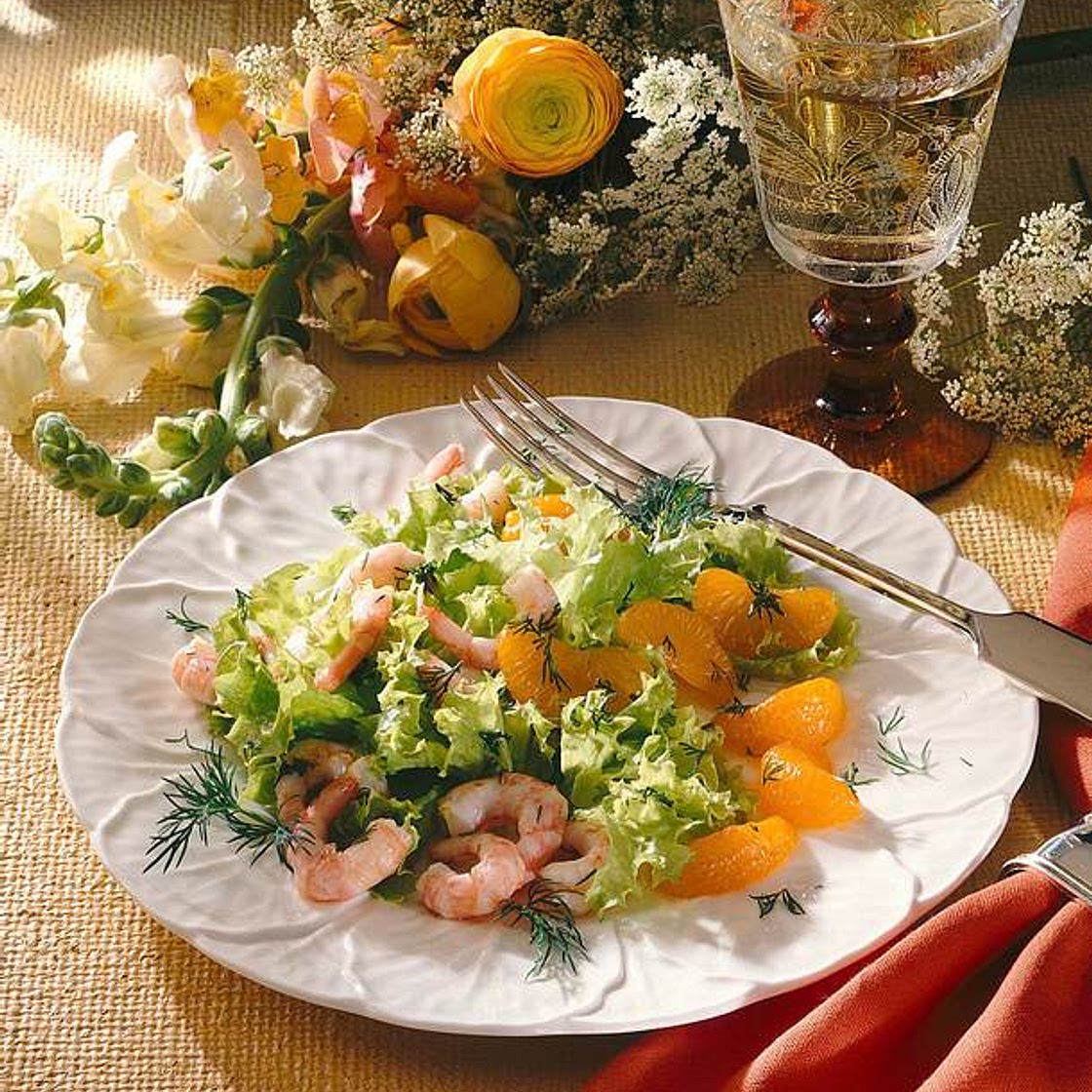 Blattsalat mit Krabben und Mandarinen