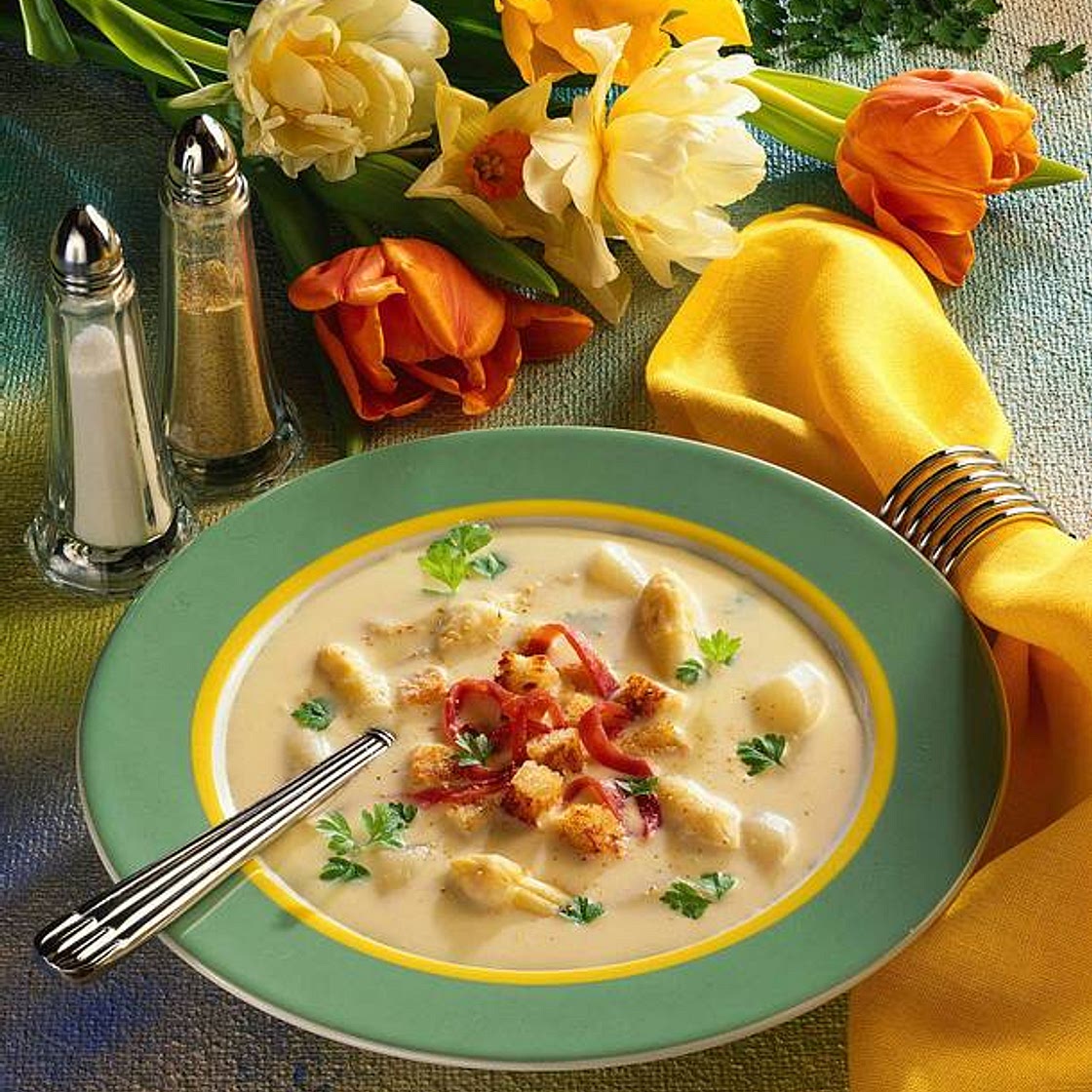 Spargelcremesuppe mit Brotwürfel und Schinken