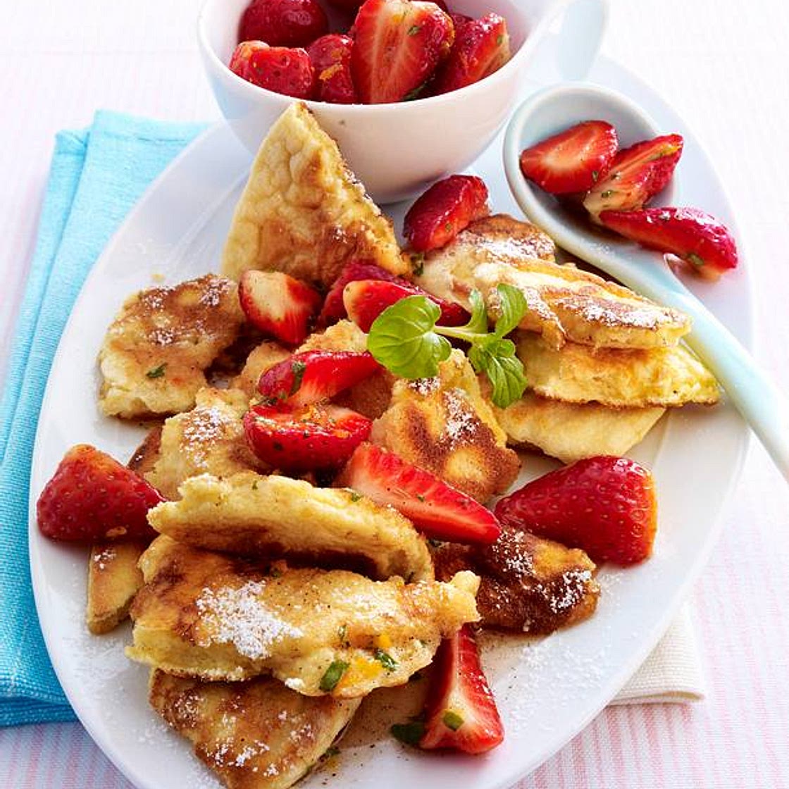 Vanilleschmarrn mit marinierten Erdbeeren