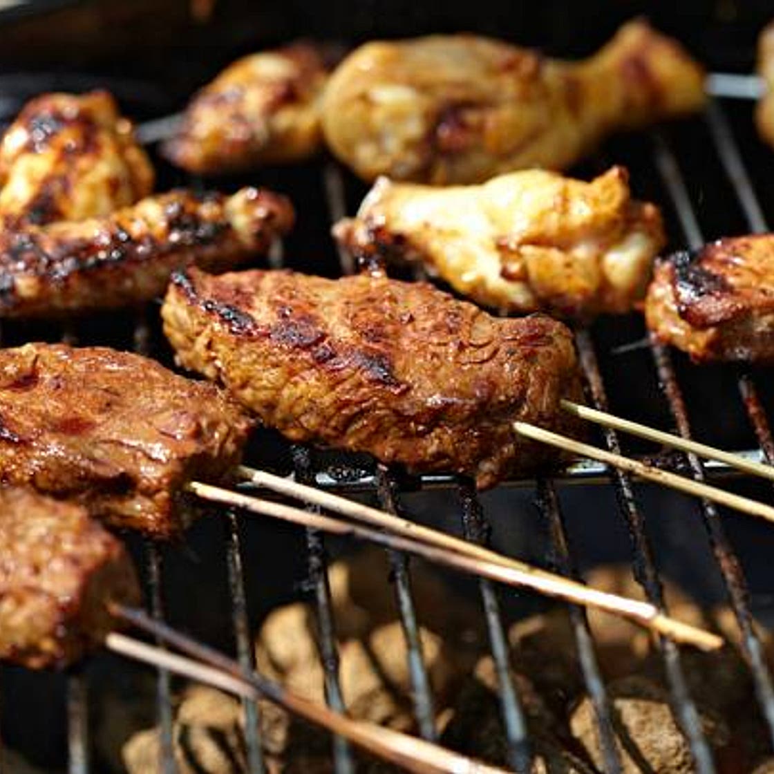 Steak-Spieße in Bier-Marinade mit grüner Chili-Soße^
