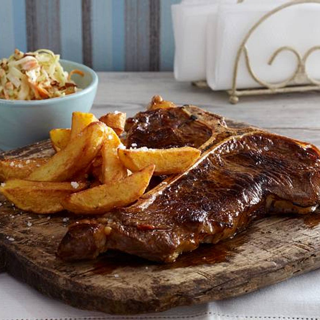 Knoblauch-Bier-Steak mit Kartoffelstäbchen und Cole Slaw