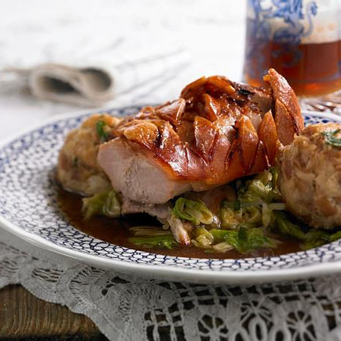 Spanferkelrücken mit Biersoße und Breznknödel