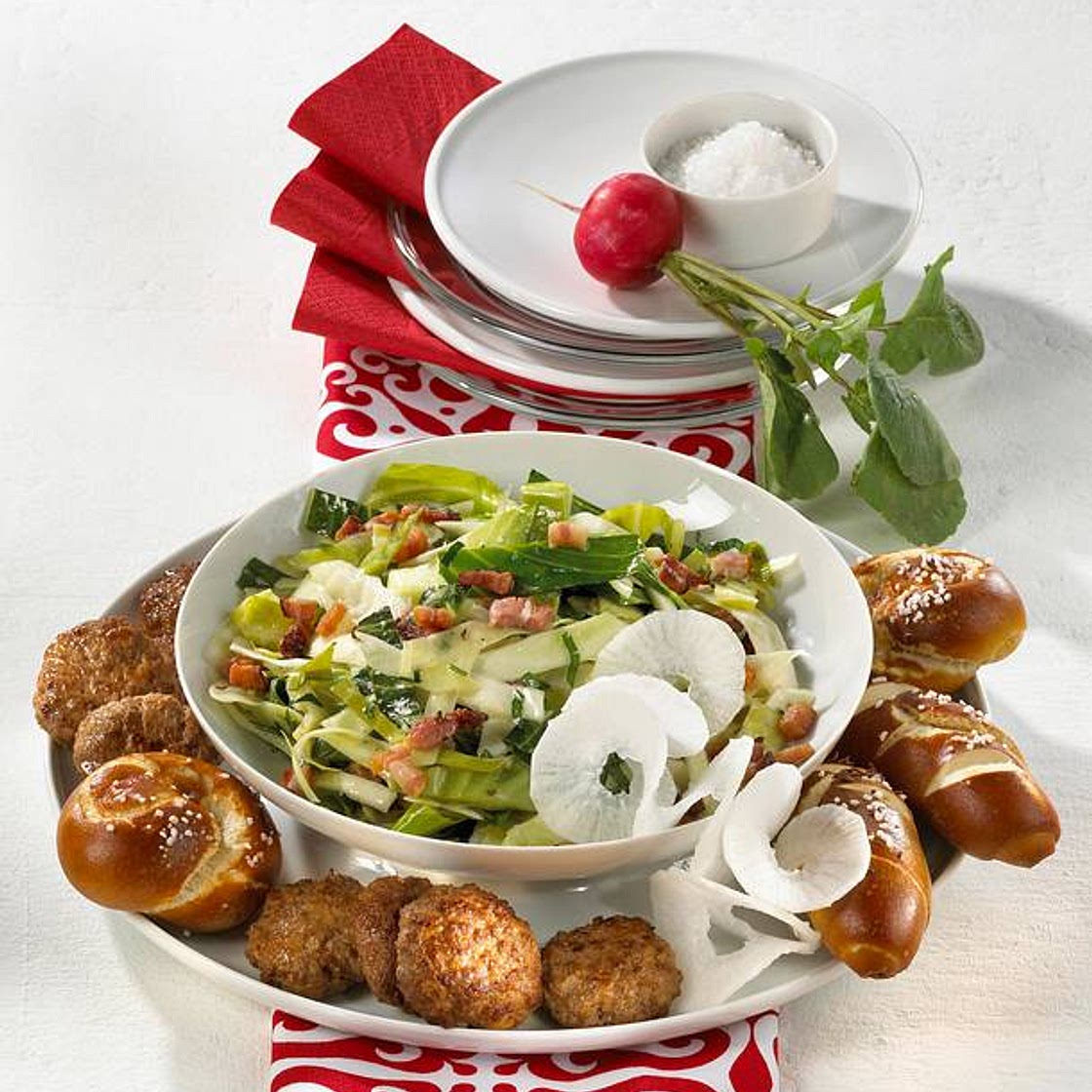 Bayrisch-Kraut-Salat mit Mini-Buletten