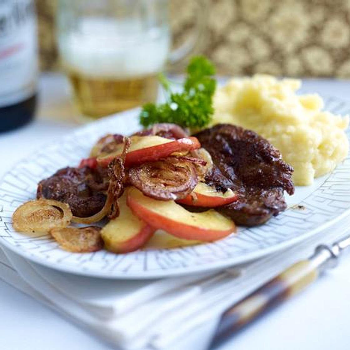 Kalbsleber Alt Berlin mit Zwiebel, Apfel und Quetschkartoffeln