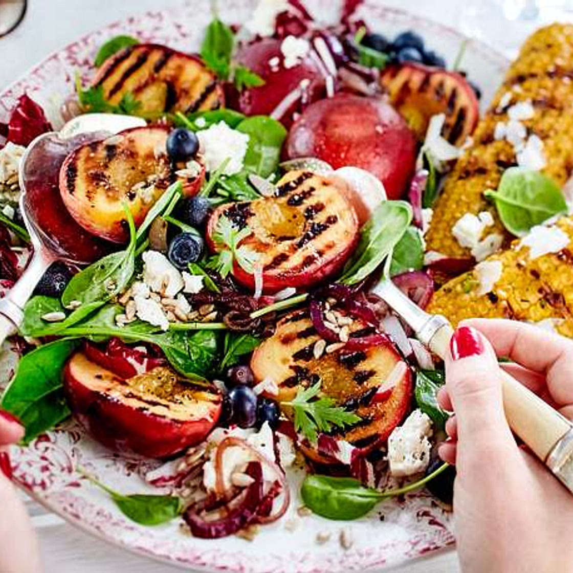 „Just Wanna Have Sun“-Salat mit Pfirsich und Mais vom Grill