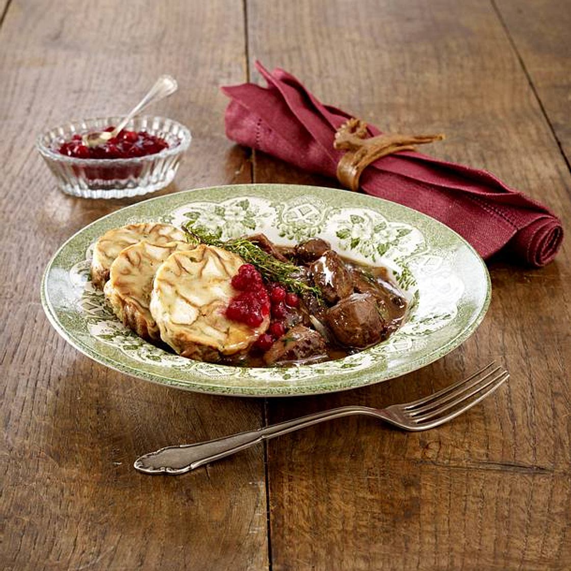 Brezel-Knödel mit Hirschragout