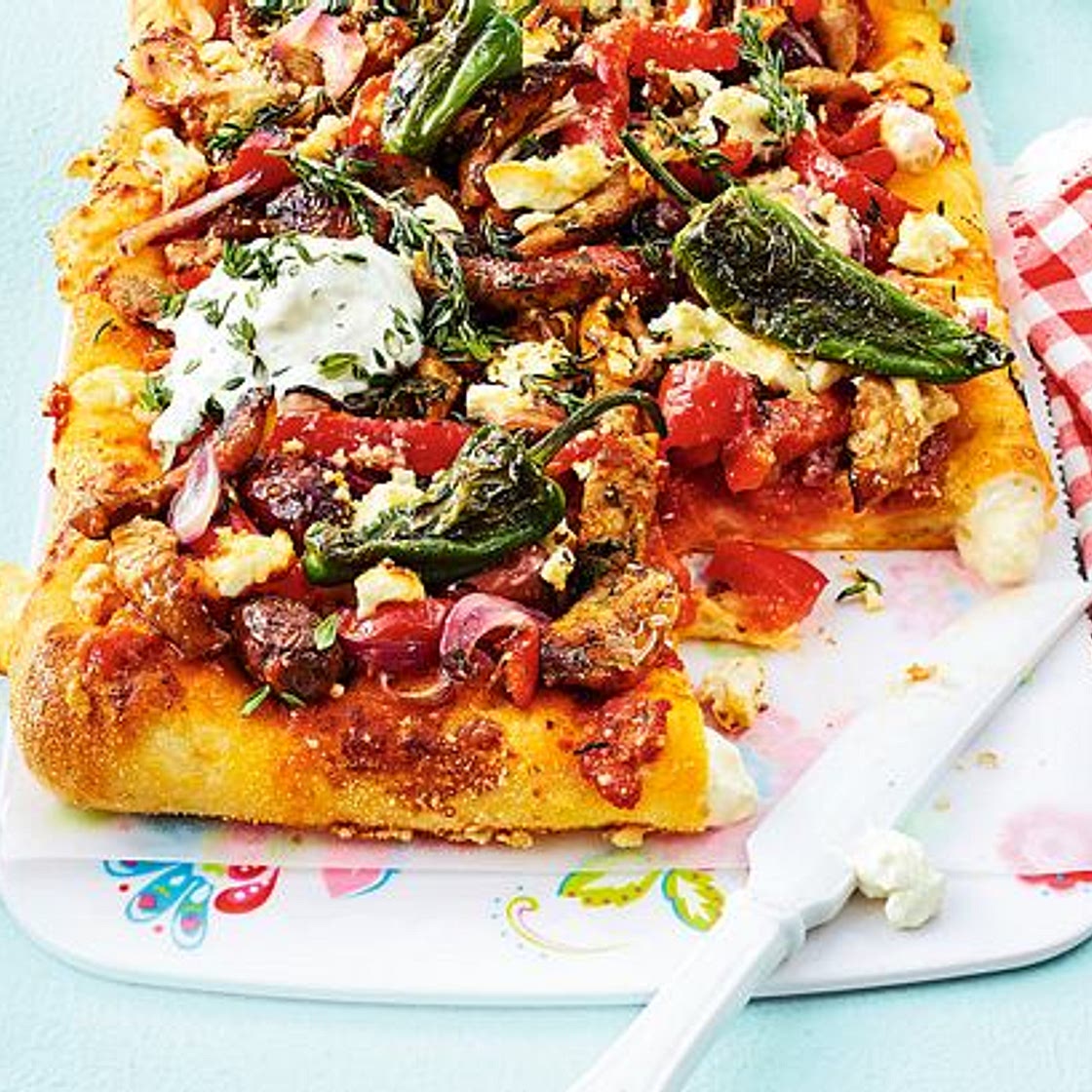 Gyros-Feta-Kuchen mit gefülltem Rand