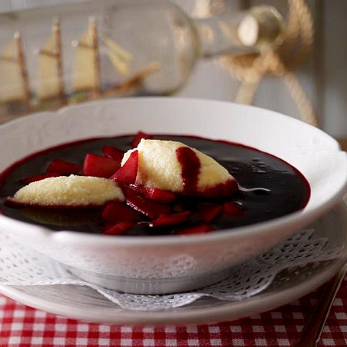 Fliederbeersuppe mit Grießklößchen