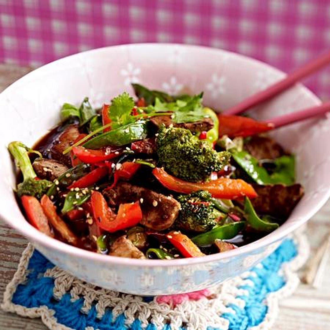 Schweinefilet und buntes Gemüse aus dem Wok