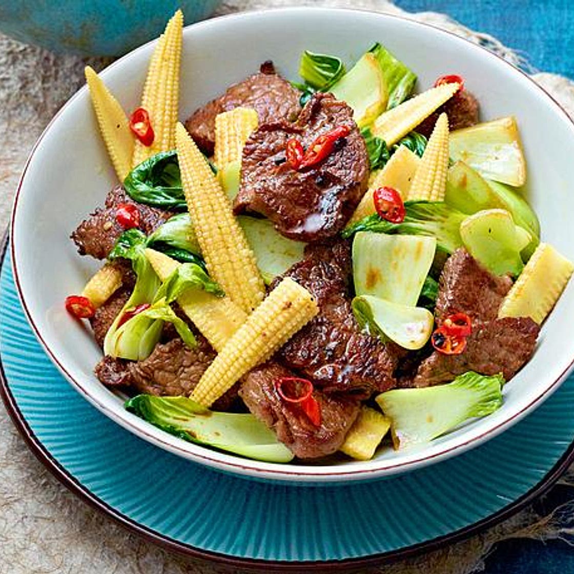 Hüftsteak-Paksoi-Wok mit Maiskölbchen