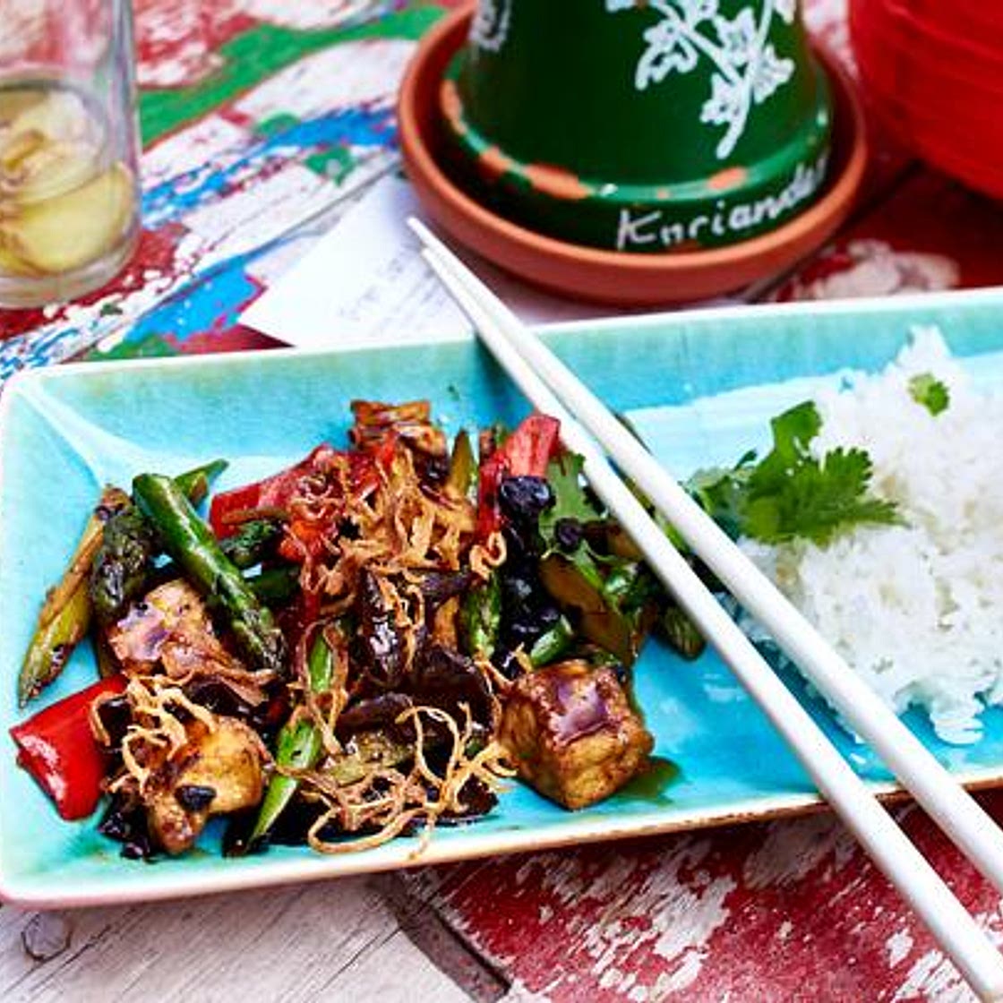 Grüner Spargel mit Tofu aus dem Wok