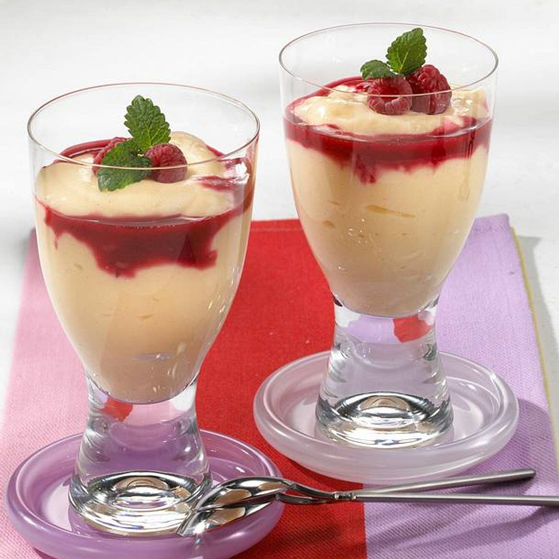 Berliner Luft (Weinschaumcreme mit Himbeersoße)