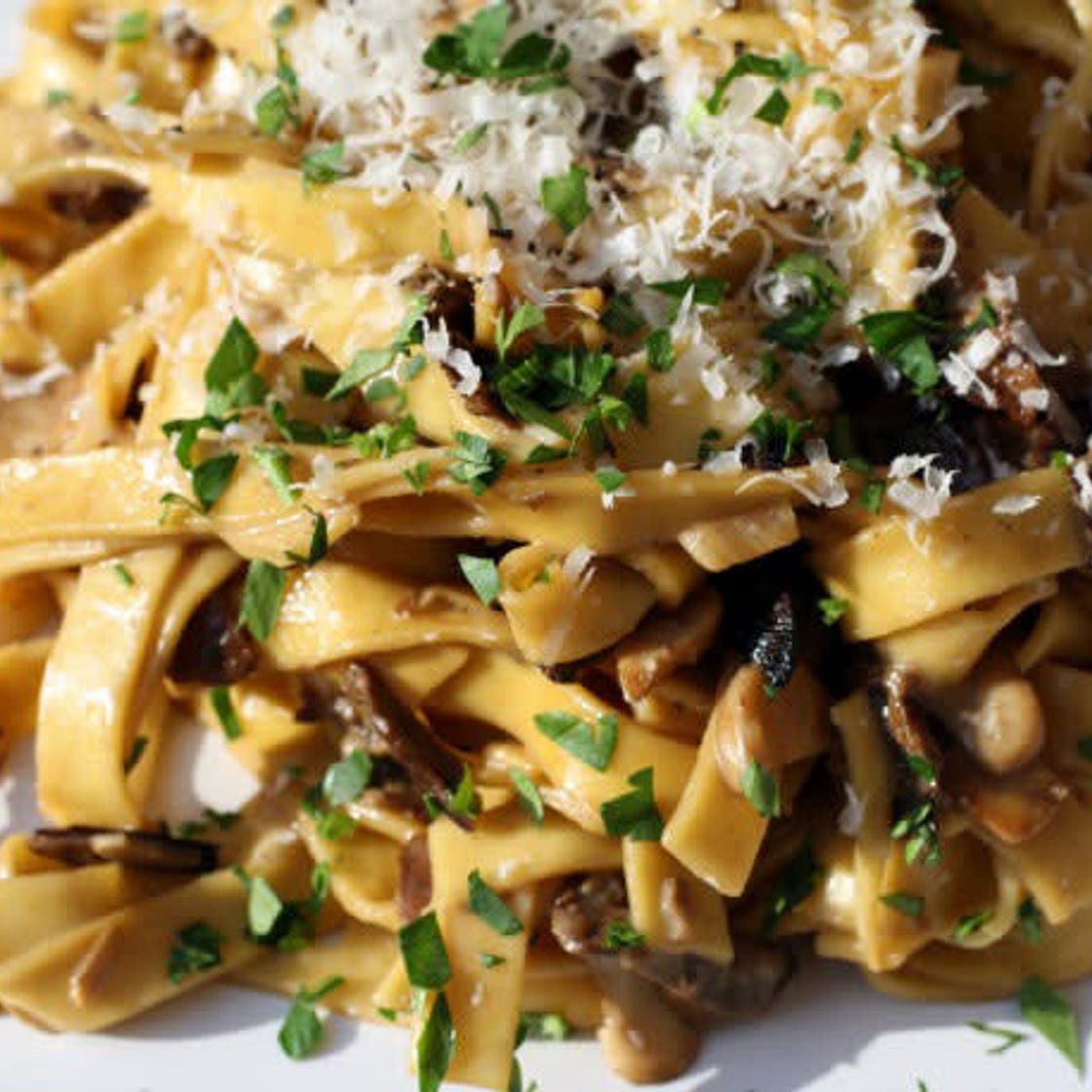 Pâtes aux Cêpes (Tagliatelle with Porcini Mushrooms and Crème Fraîche)