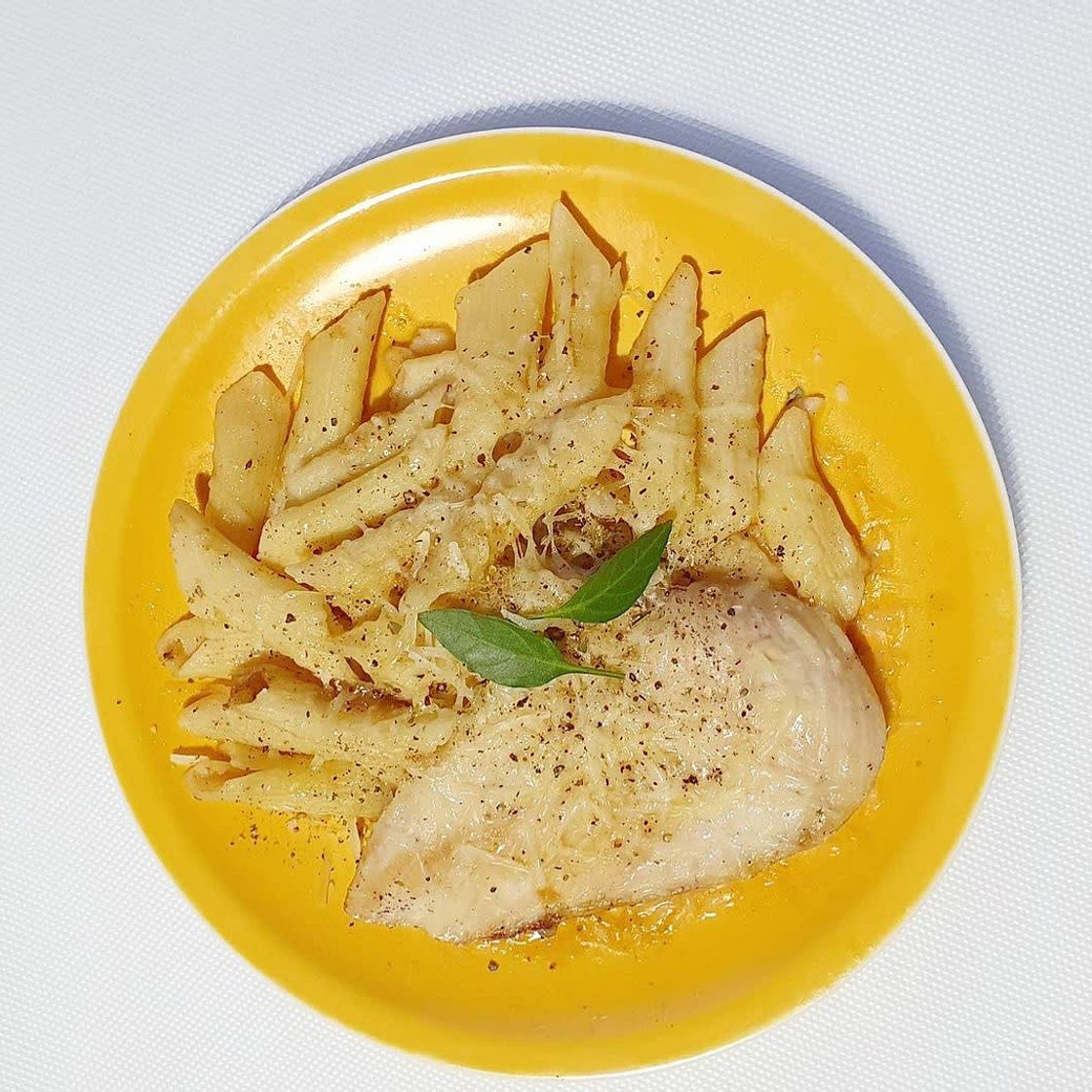 CHEESY & JUICY CHICKEN PENNE PASTA 奶酪和多汁鸡肉通心粉