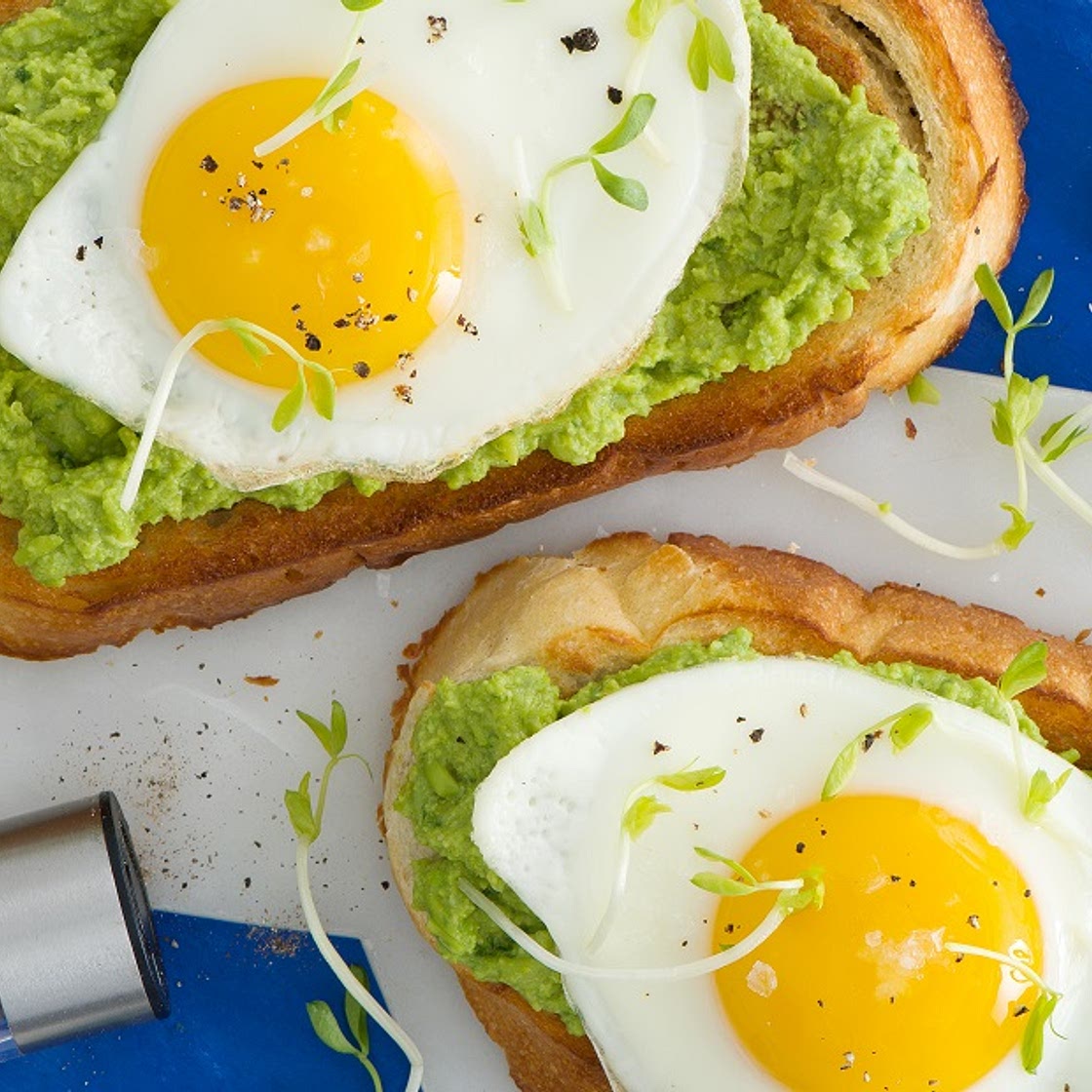 Pain grillé printanier aux pois et aux œufs
