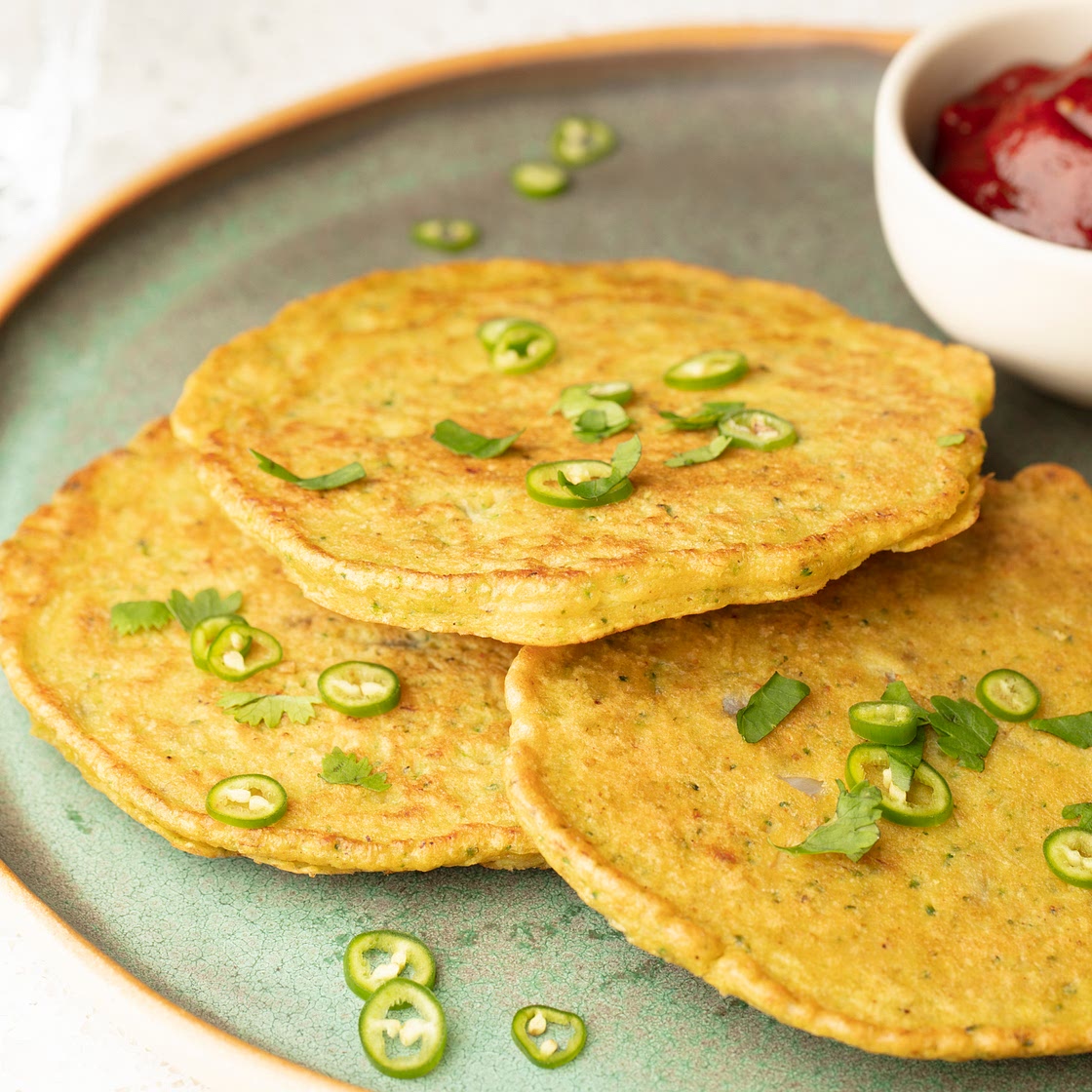 Crêpes salées au brocoli de style indien avec ketchup au chili épicé