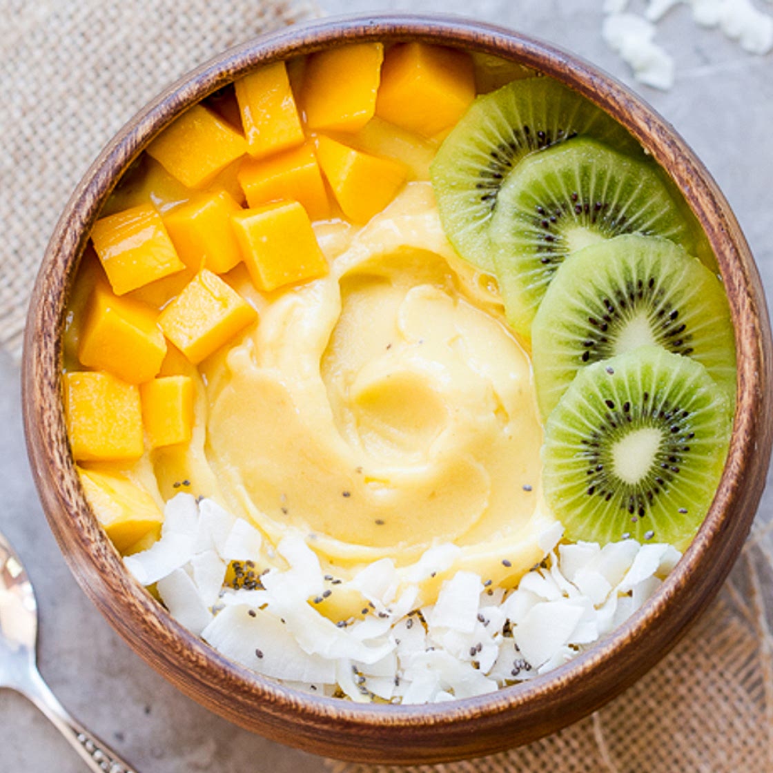 Bol de smoothie aux kiwis, mangues et ananas