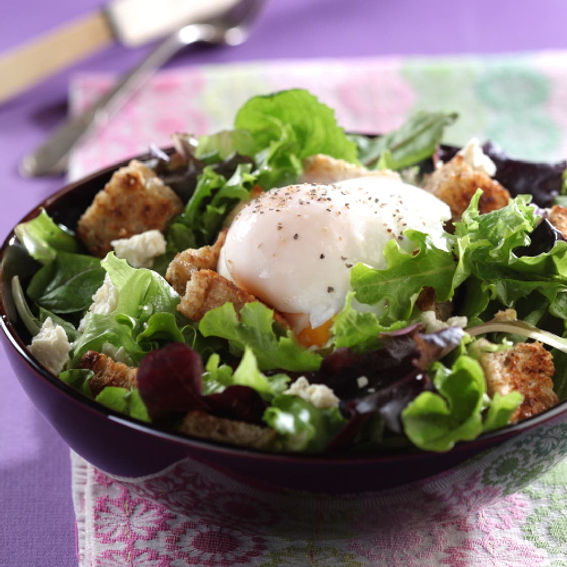 Salade aux œufs pochés