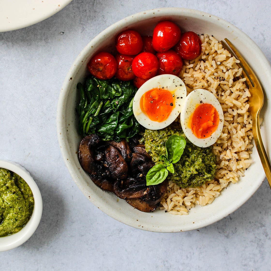 Bol de riz au pesto et œufs mollets