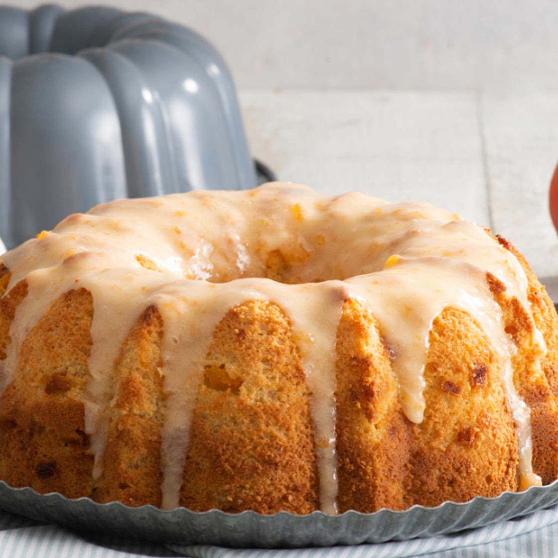 Gâteau estival aux pêches et à la crème