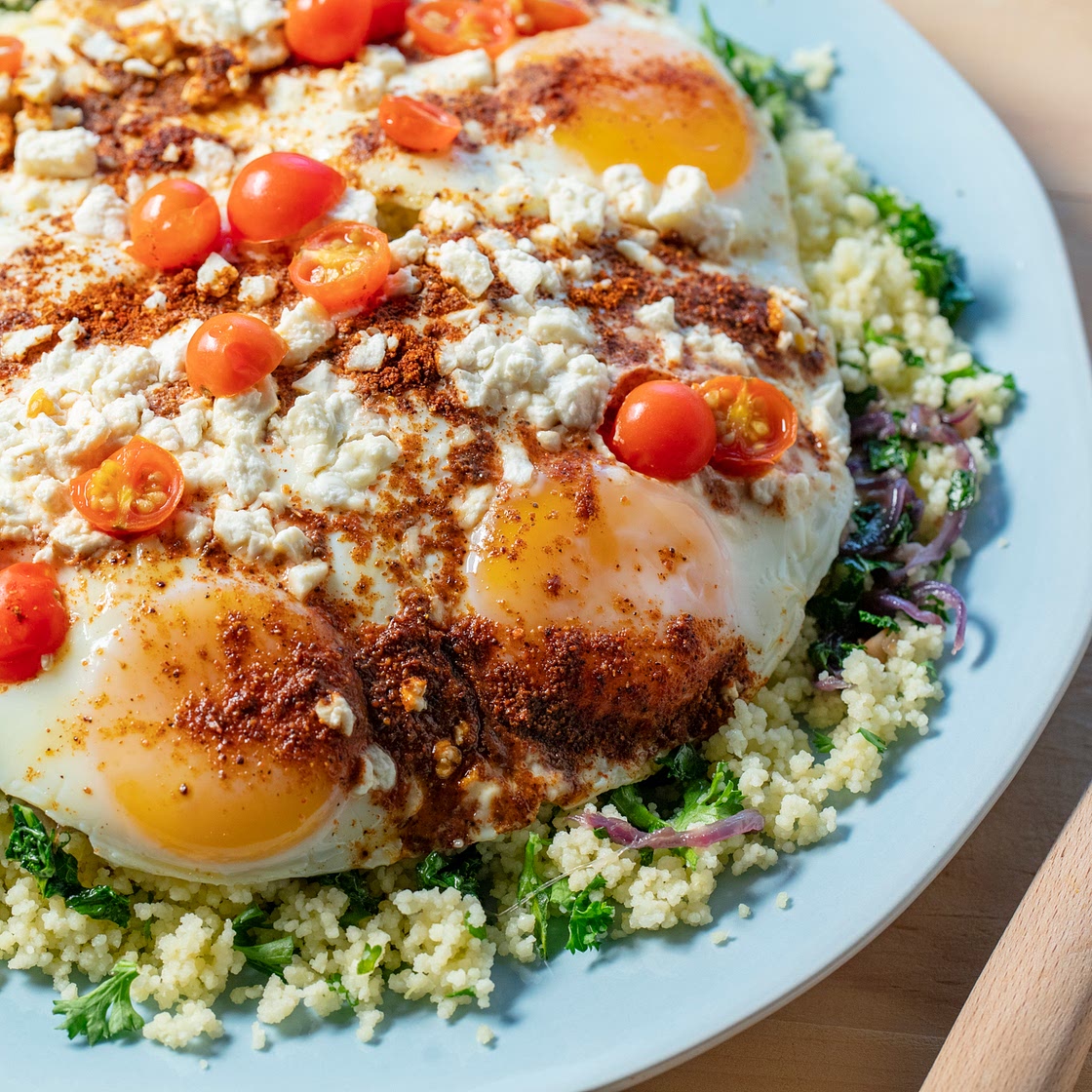 Œufs poêlés avec baharat, chou frisé et féta avec couscous citronné au persil