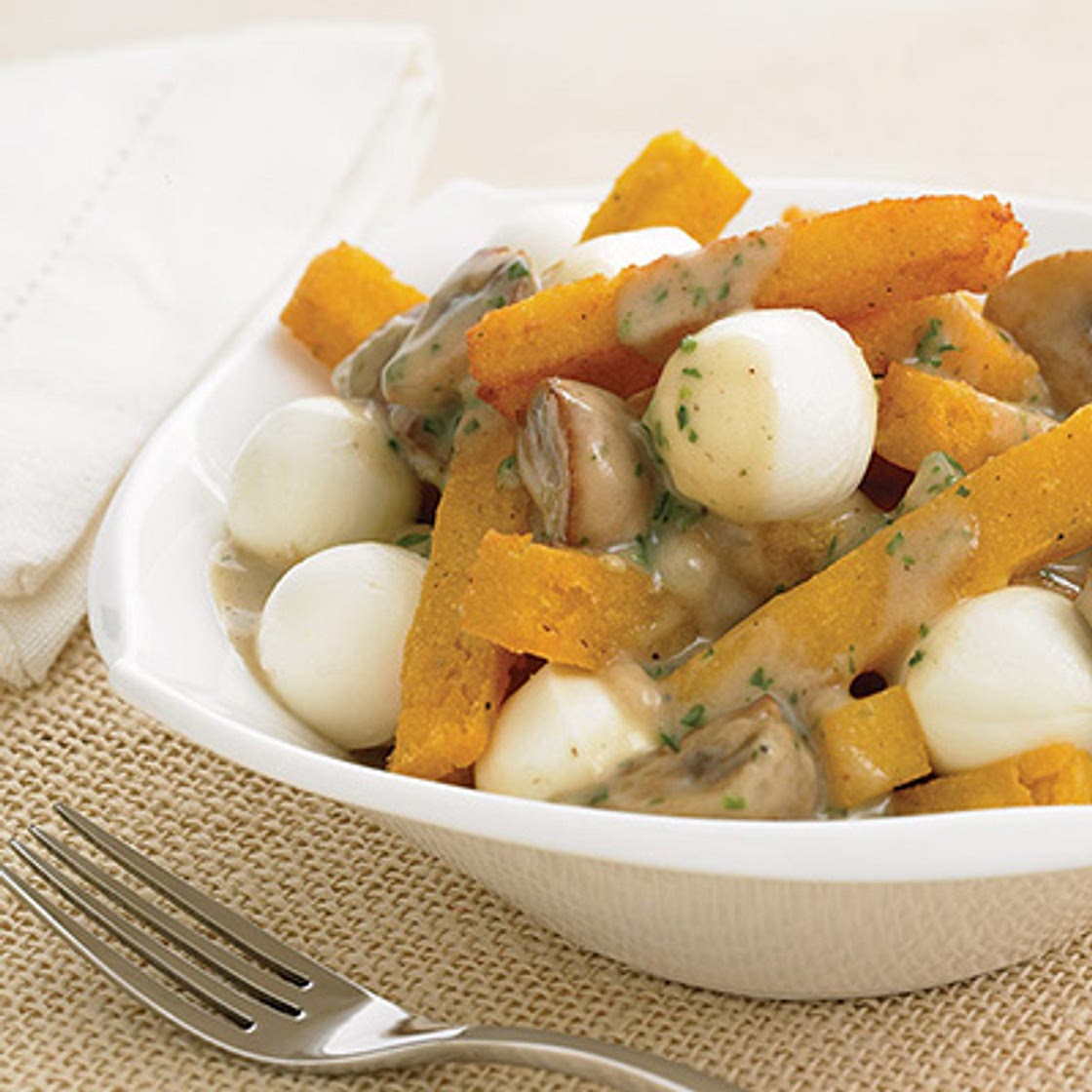 Poutine aux frites de polenta, sauce crémeuse aux champignons