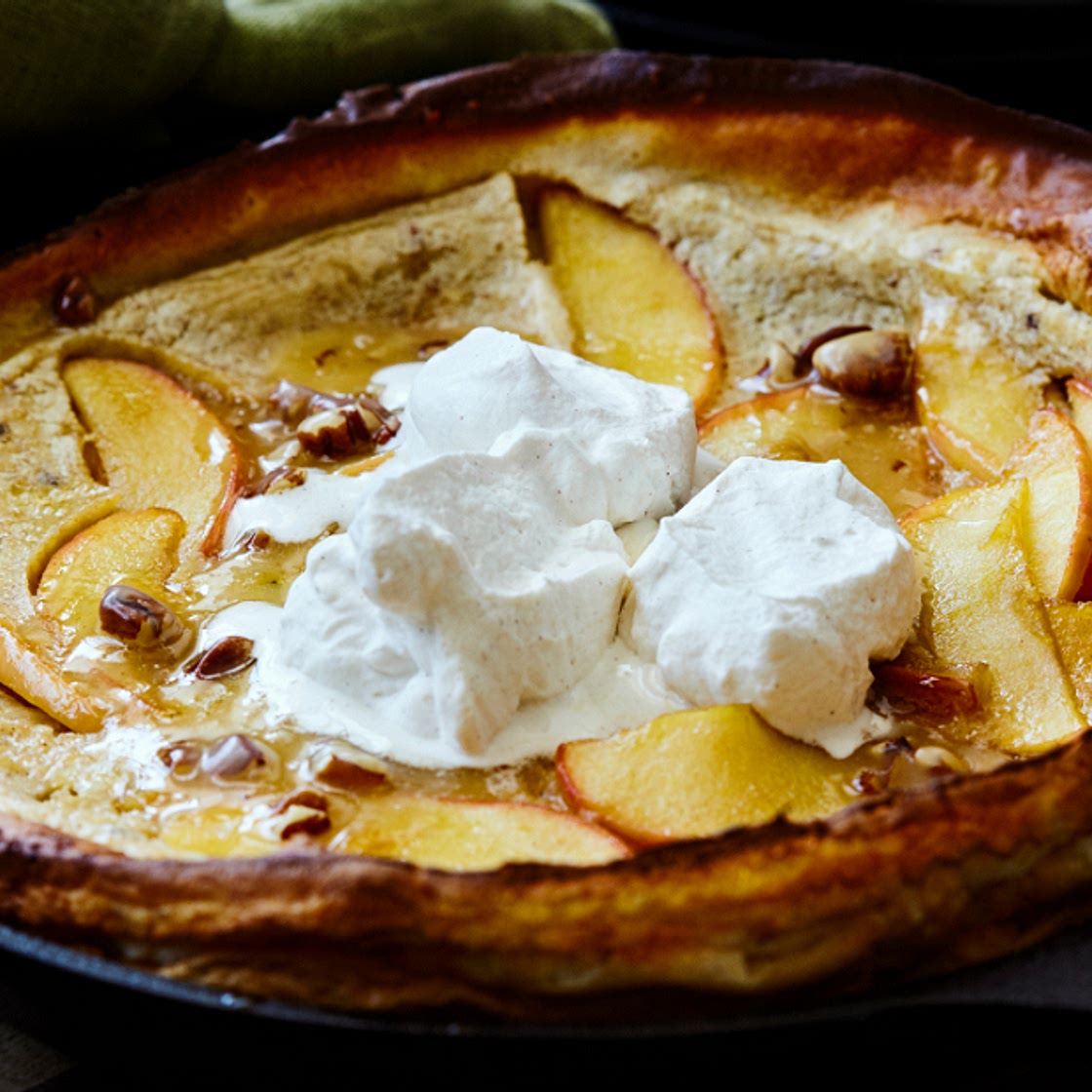 Crêpe hollandaise aux pommes, pacanes, érable et cannelle