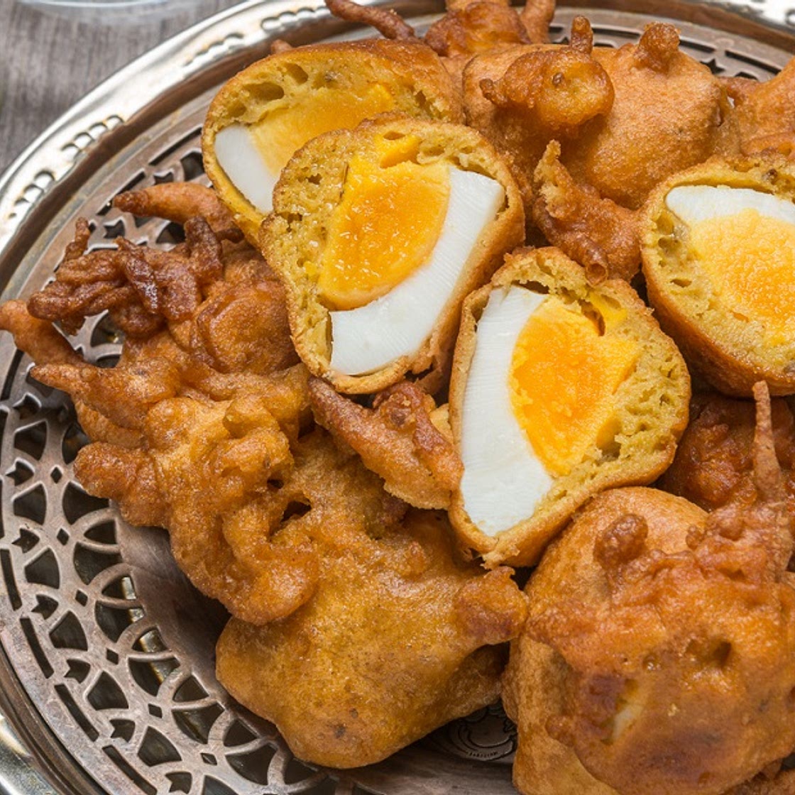 Tikka pakoras aux œufs avec chutney à la menthe et à la coriandre