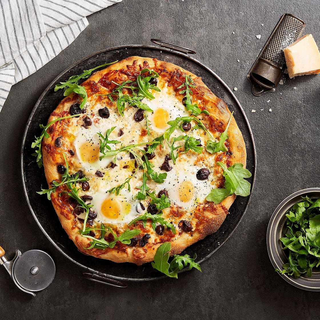 Pizza faite à la main avec œufs