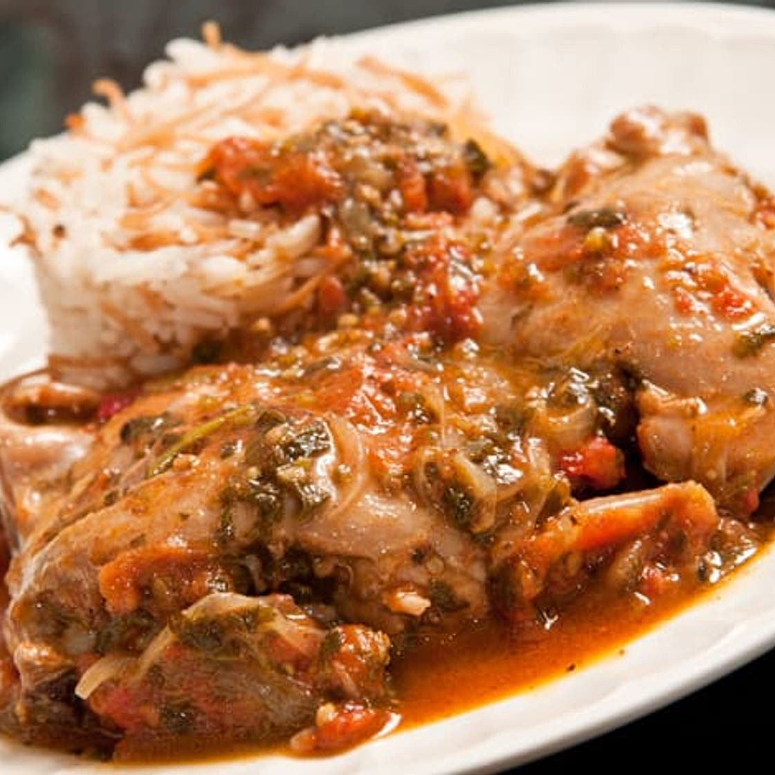 Pollo entomatado con hierbas