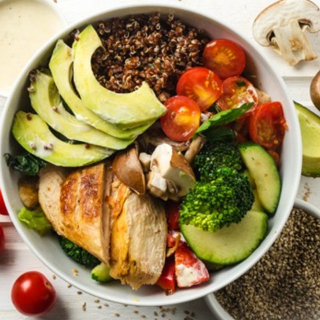 Buddha Bowl mit Huhn und Quinoa