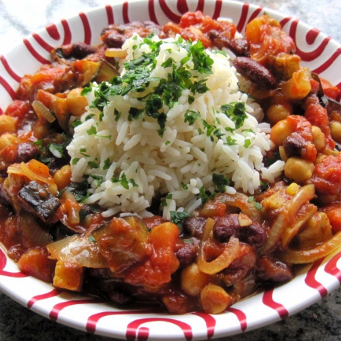 Melanzani-Eintopf mit Kichererbsen und Bohnen