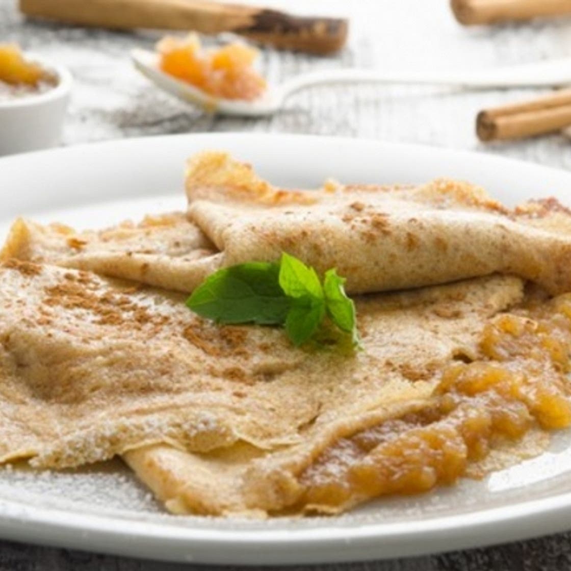 Zimt-Crêpes mit Karamell-Äpfeln
