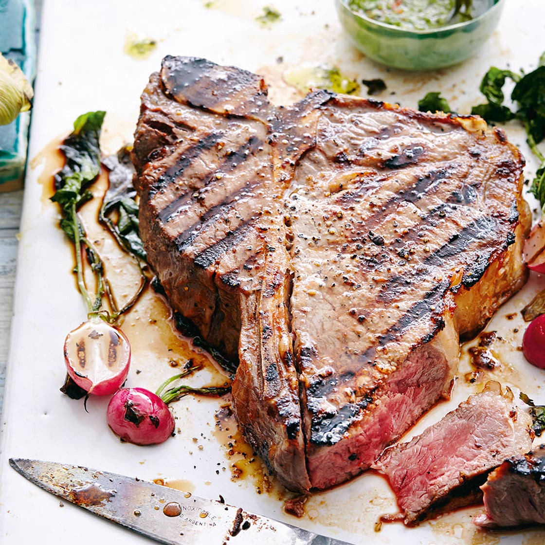 T-Bone-Steak mit Chimichurri, gegrillten Maiskolben und Radieschen