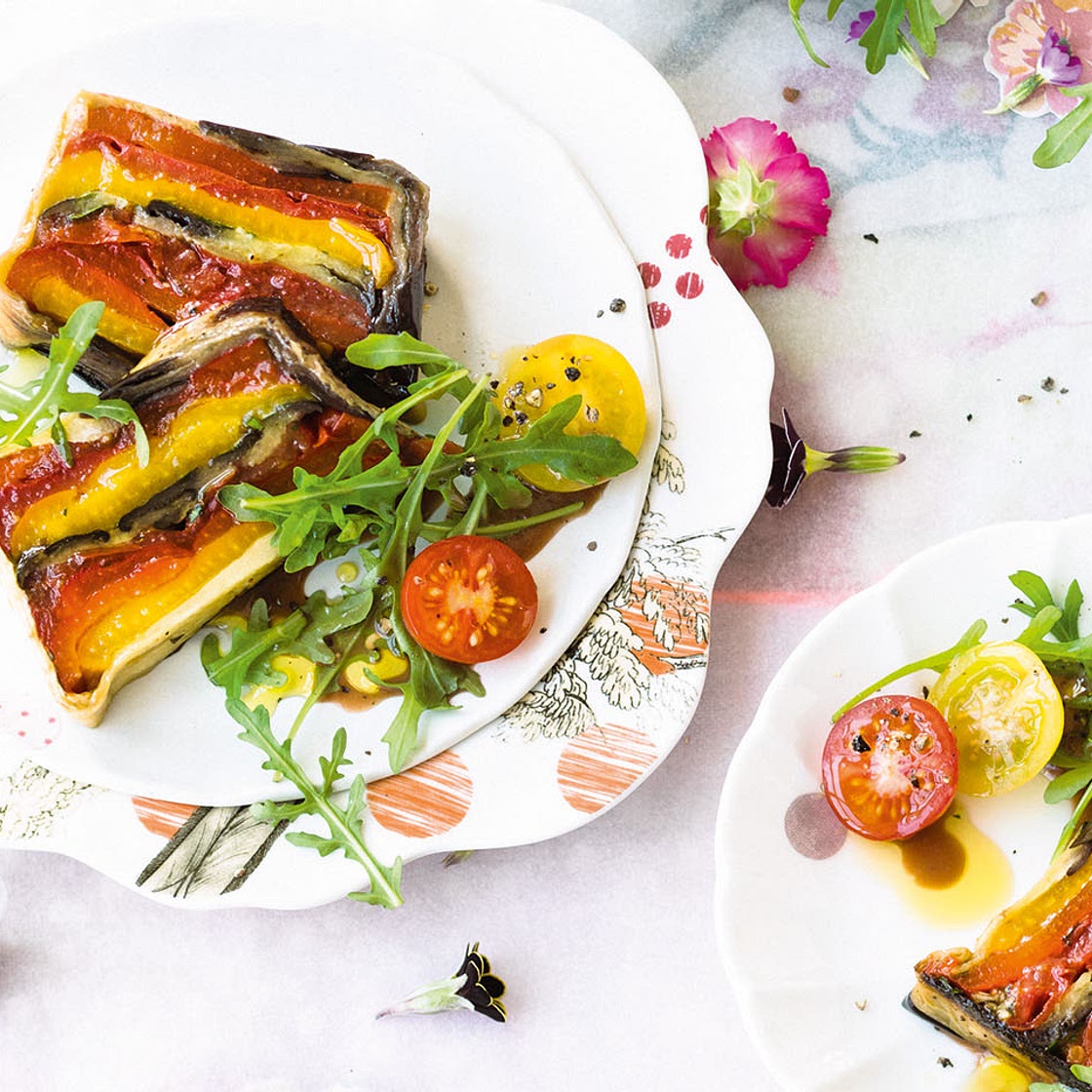 Paprika-Melanzani-Terrine mit Tomaten und Kräutern