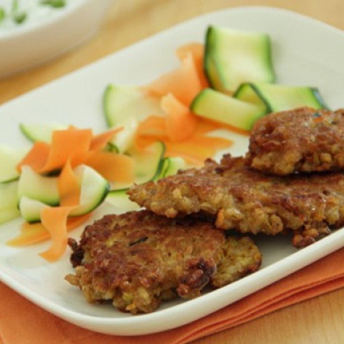 Gebratene Dinkelreislaibchen mit Gemüsestreifen