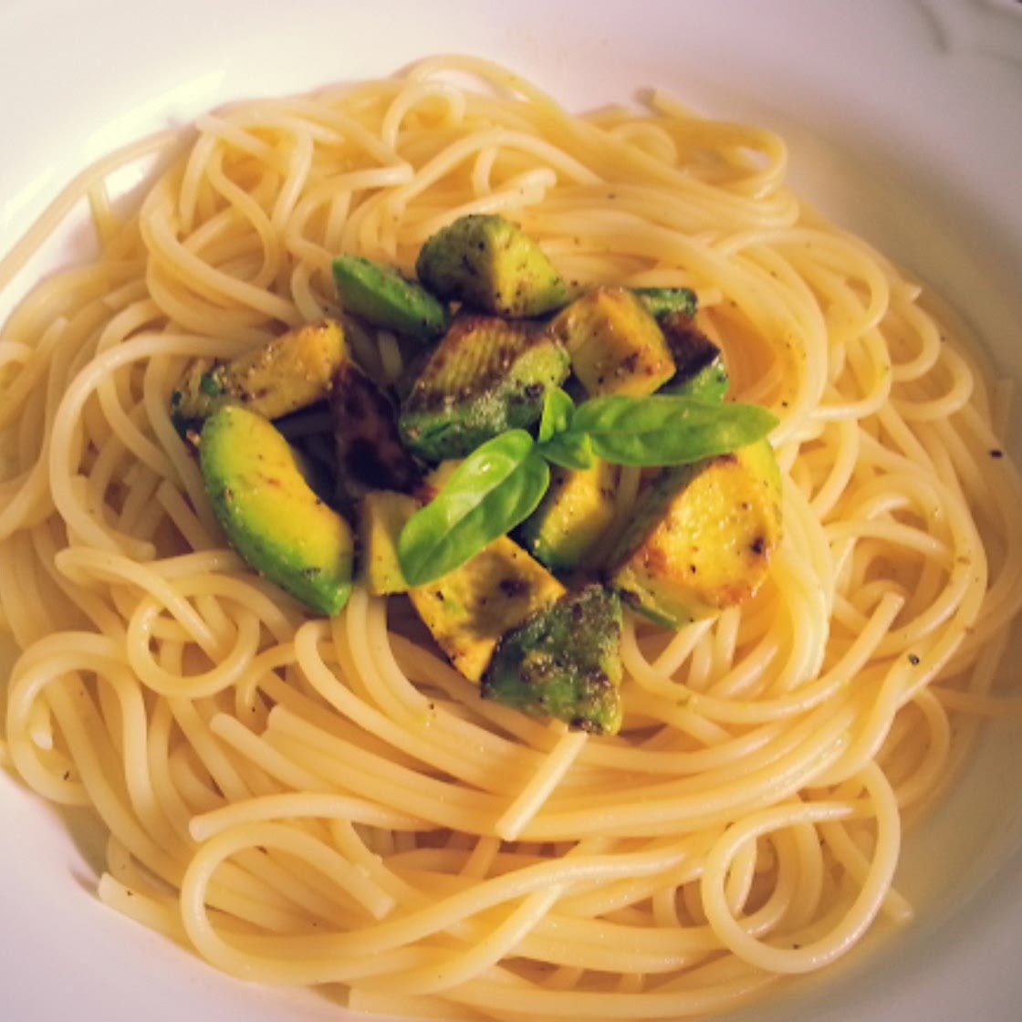 Vegane Spaghetti in Knoblauchmarinade mit gebratenen Avocado