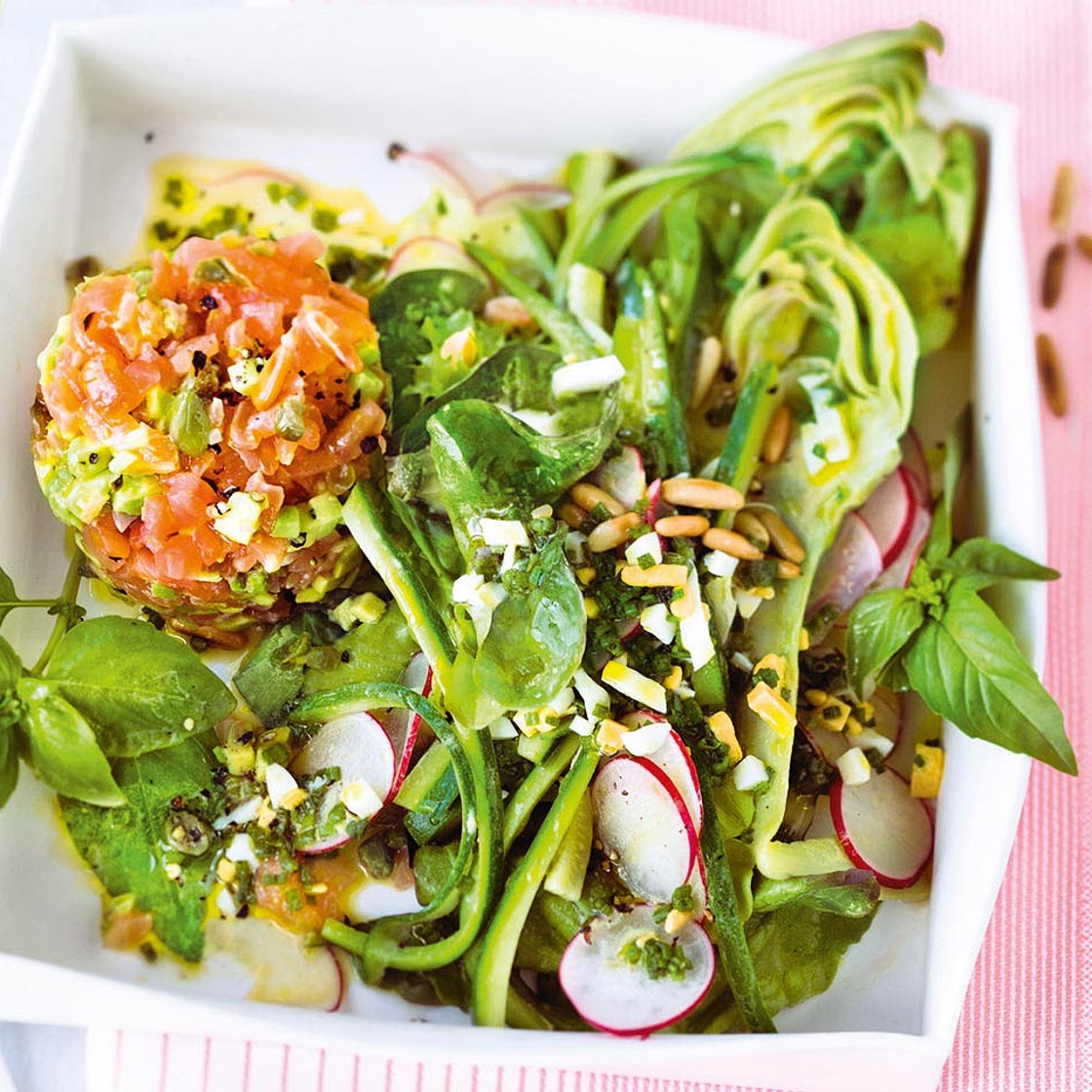 Zucchini-Batavia-Salat mit Radieschen, Lachs-Tatar und Eierdressing