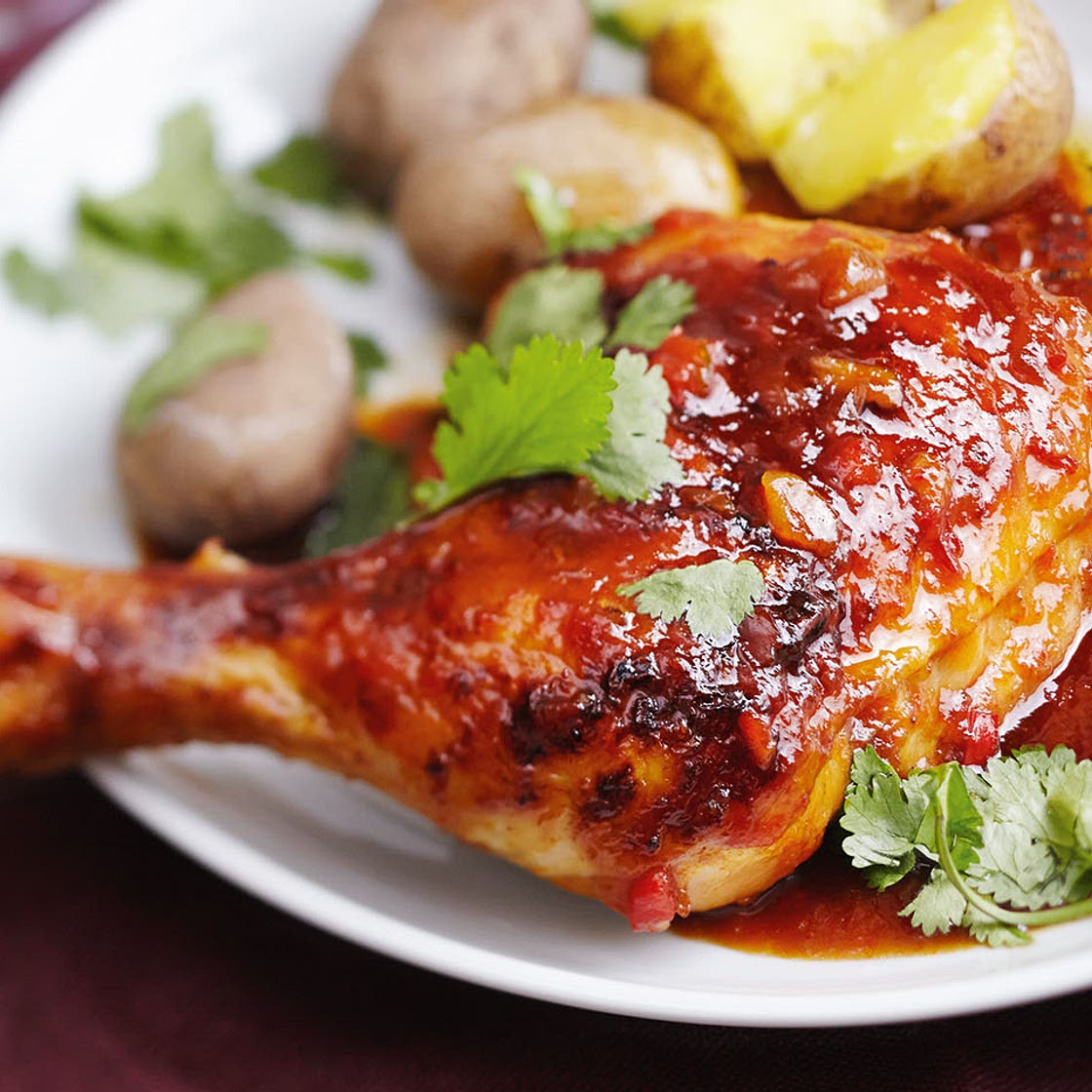 Hühnerkeulen in BBQ-Sauce mit Erdäpfeln