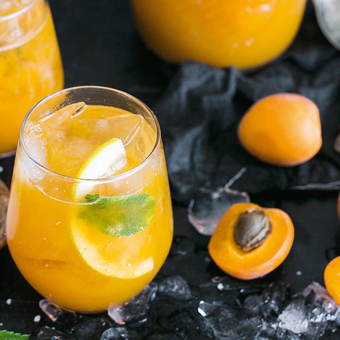 Alkoholfreier Marillenpunsch mit Zitrone und Minze