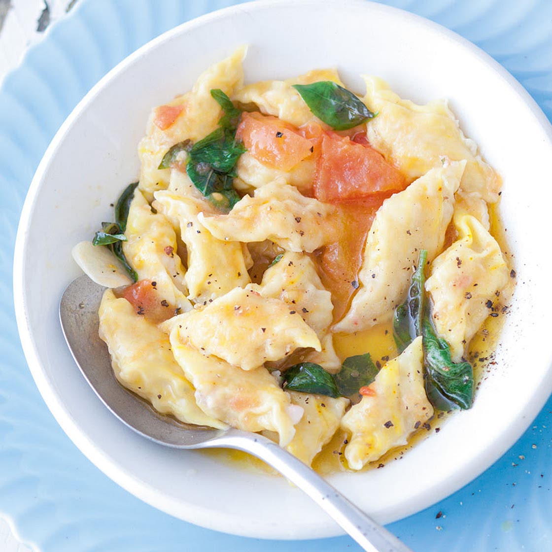 Safran-Ravioli mit Tomaten-Basilikum-Sud
