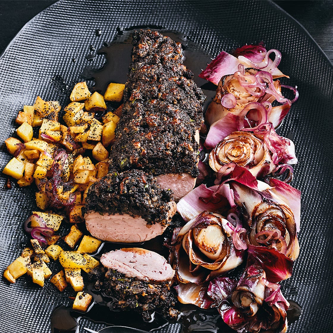 Schweinslungenbraten mit Mohnkruste, karamellisiertem Chicorée und Braterdäpfeln