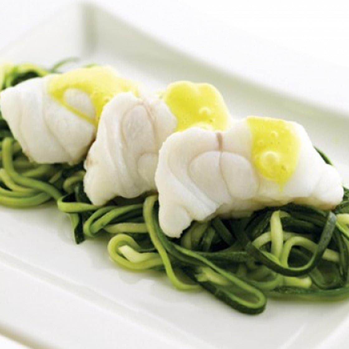 Seeteufelmedaillons auf Zucchinispaghetti und Safransauce
