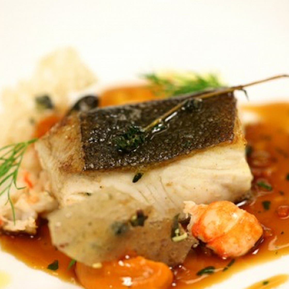 Weißer Heilbutt mit Safran-Kürbiscreme und Krustentiersauce