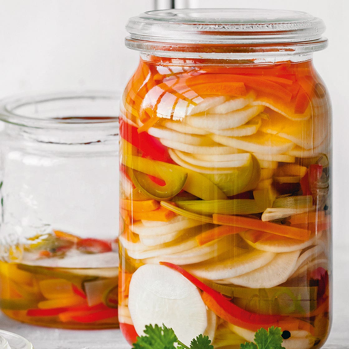 Süß-sauer eingelegter Bierrettich mit Paprika, Karotten und Pfefferoni