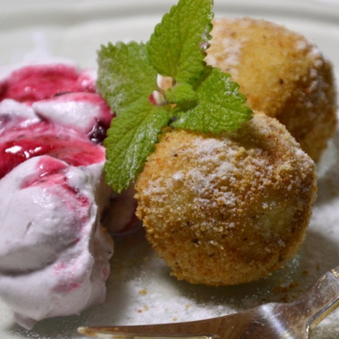 Topfenknödel mit Preislbeerschaum
