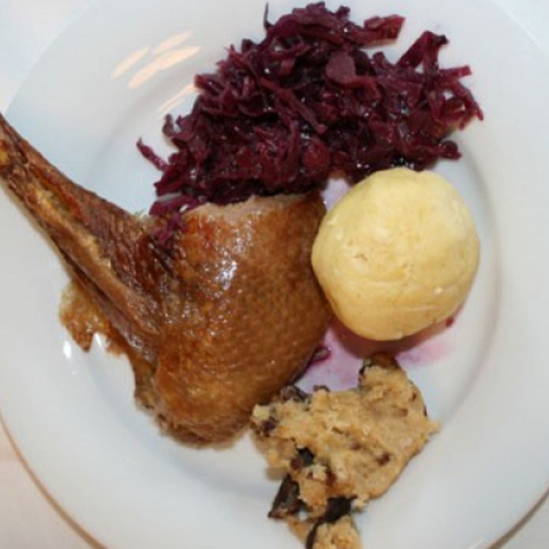 Gegrillte Gans mit Semmelfüllung