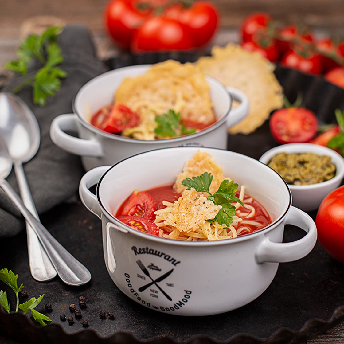 Tomatensuppe mit Parmesancrackern, Nudeln & Kräuterpesto